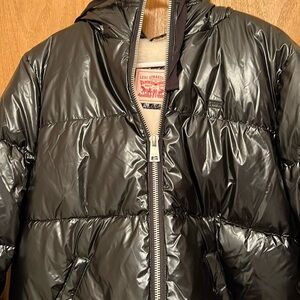 Levi Black Shiny Puffer Coat Women’s Large, white furry lining nwt